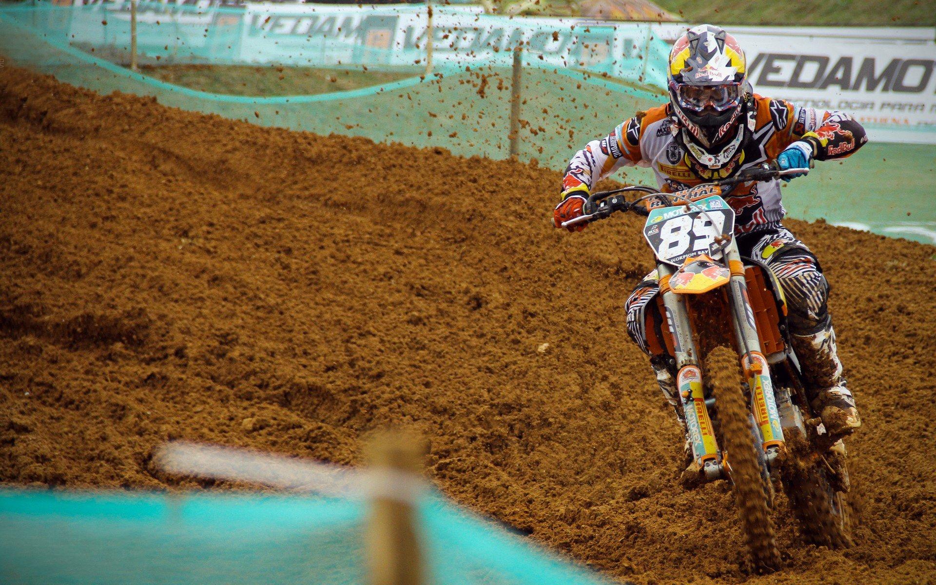 樊振东展露纯粹笑容，与队友并肩庆祝德国杯乒乓荣耀