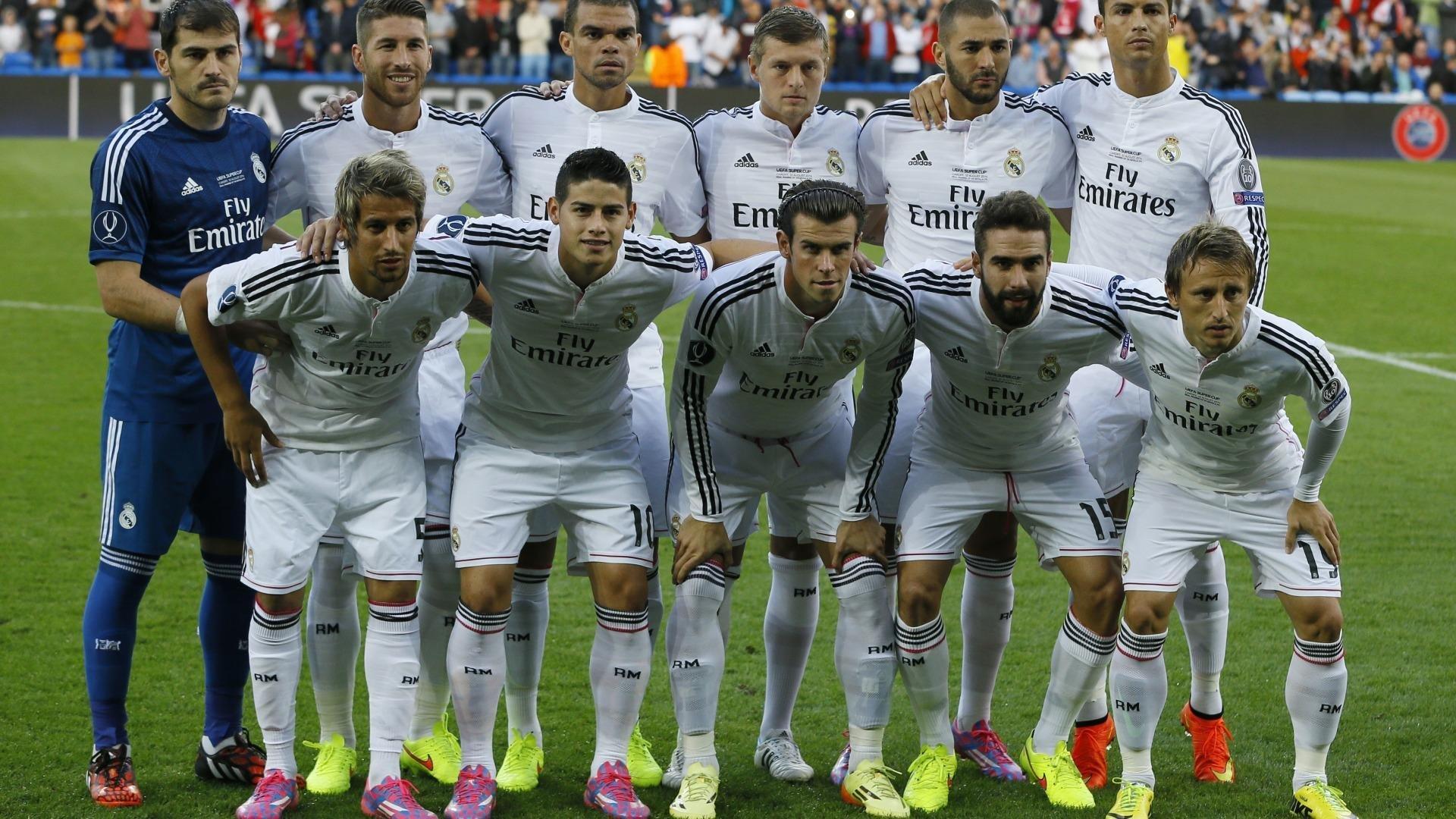 直击U23亚洲杯赛场,国足小将赛后鞠躬致谢,球迷呐喊点燃双向奔赴温情夜